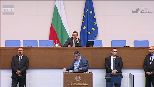 Второ пререкание между депутат от ПП-ДБ и Цончо Ганев от "Възраждане" доведе до проверка на кворума и предсрочно прекратяване на заседанието