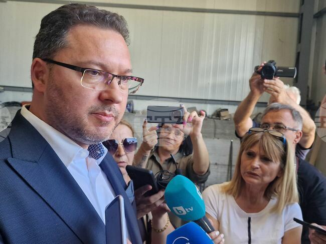 Има задържани при акцията на ГДБОП и прокуратурата, при която бе разкрита фабрика за незаконно производство на цигари, съобщи Даниел Митов