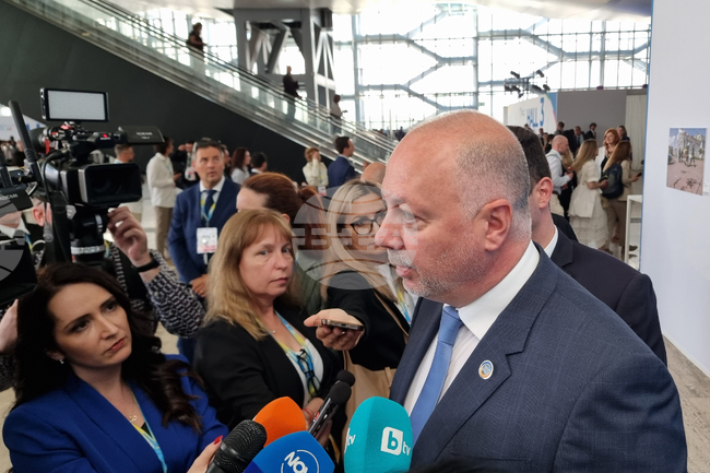 Разделението на властите предполага, че изпълнителната власт не може да коментира политически работата на друга, каза Росен Желязков