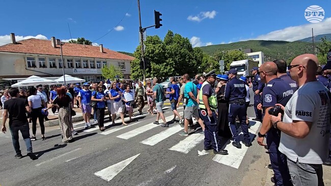 След опити за блокиране на движението по главния път Е-79 през Кресна и гражданско неподчинение, приключи протестът на служители в горски и ловни стопанства