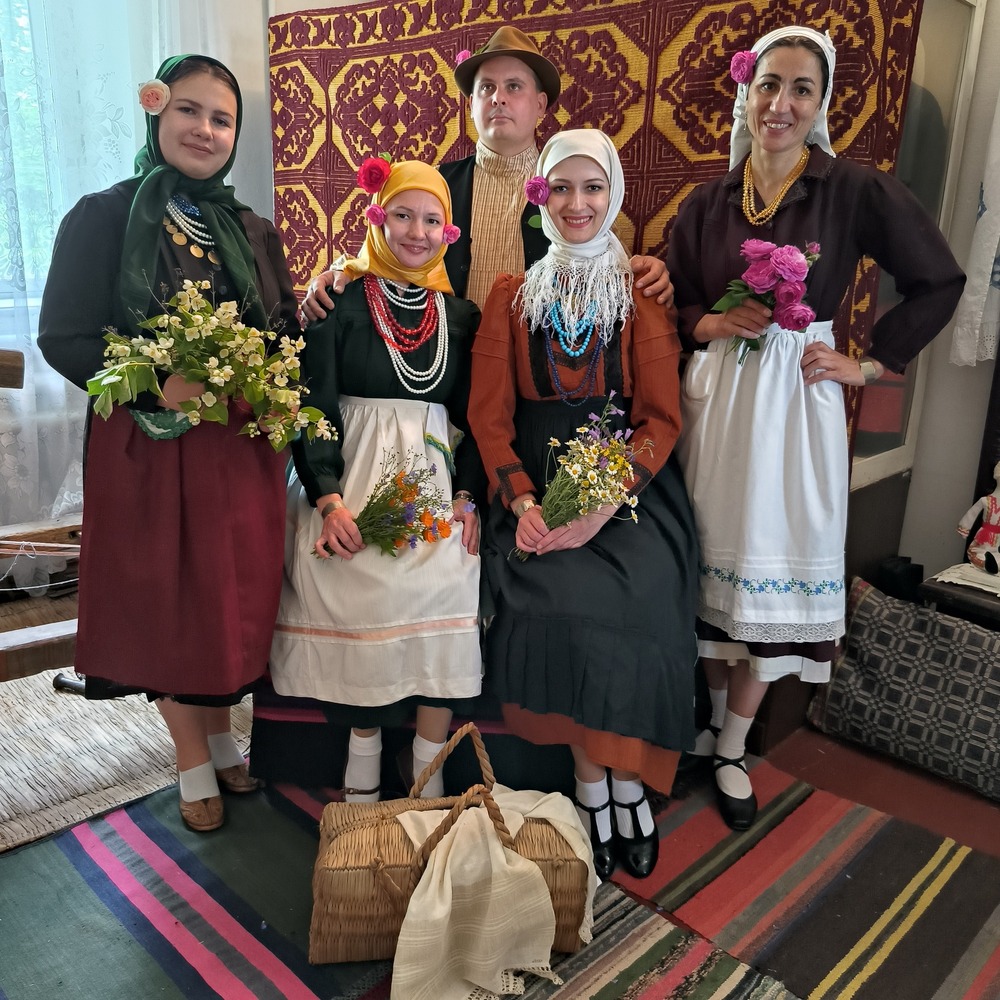 Болградският музей в Украйна представи традиционната женска престилка от носията на бесарабските българки