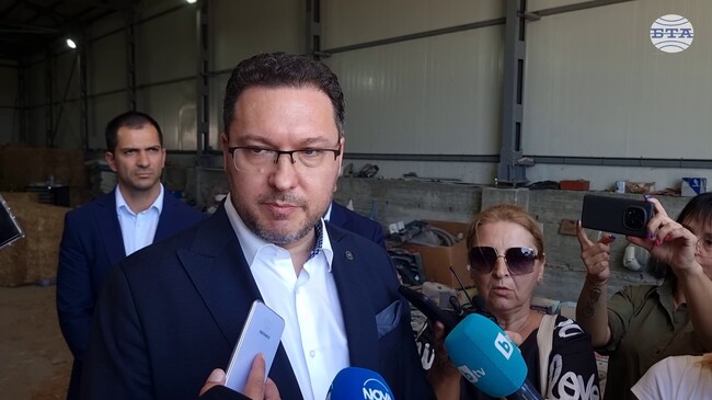 Има задържани при акцията на ГДБОП и прокуратурата, при която бе разкрита фабрика за незаконно производство на цигари, съобщи Даниел Митов