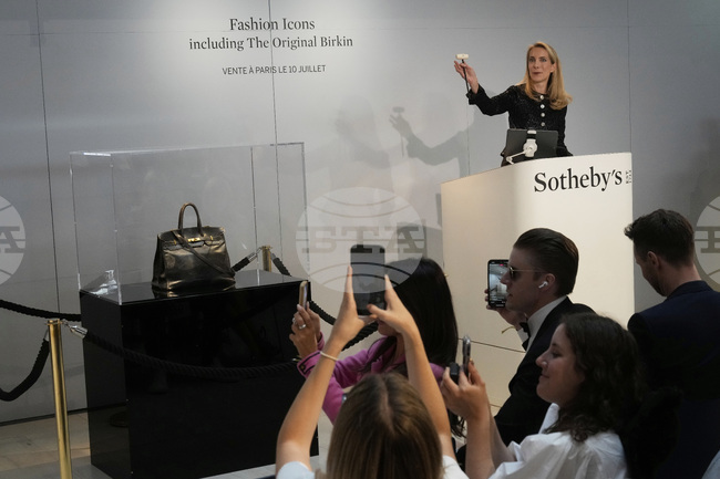 Първата чанта от серията "Бъркин" на модна къща "Ермес" беше продадена на търг за почти 8,6 млн. евро