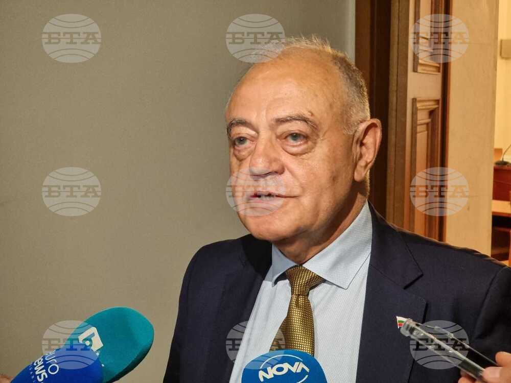 Евентуалният провал на приемането ни в еврозоната е посочен от една от службите като сериозен риск за националната сигурност, каза Атанас Атанасов