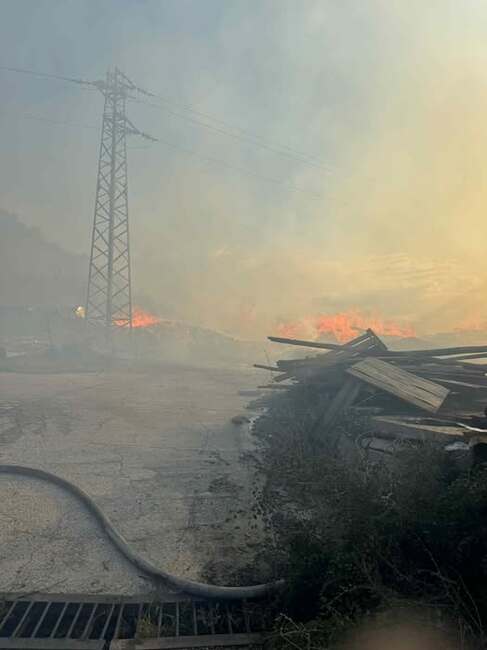 Продължава гасенето на пожара край санданското село Левуново, в близост до мебелна къща, каза кметът на Сандански