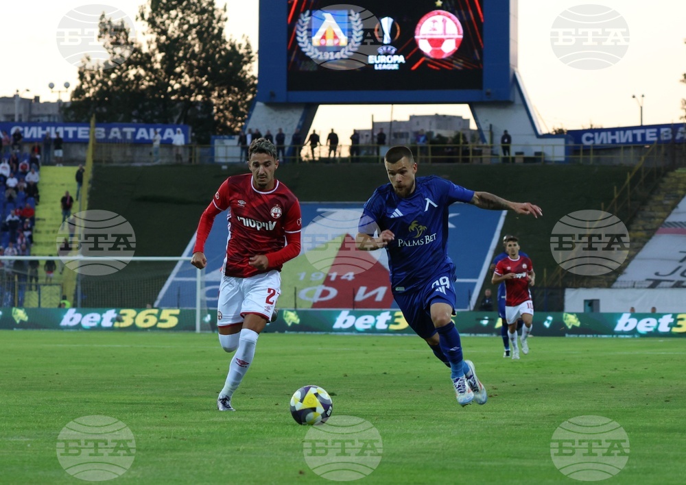 Левски и Апоел Беер Шева не си вкараха гол в първия мач от Лига Европа, "сините" играха половин час с човек по-малко