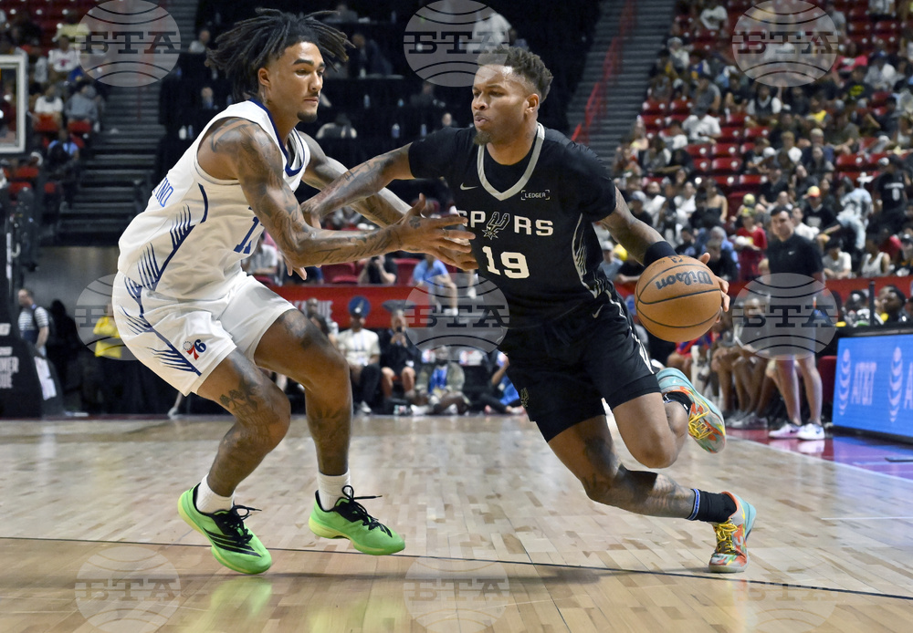 Spurs 76ers Baskeball