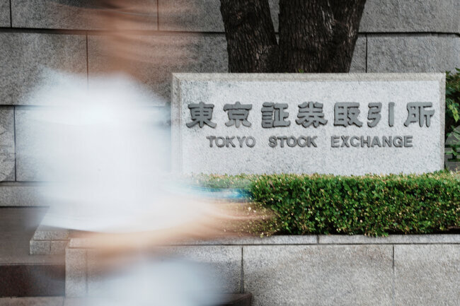 Индексите в Токио приключиха колебливо първата борсова търговия след изборите за горна камара на японския парламент въпреки ръста на Уолстрийт 