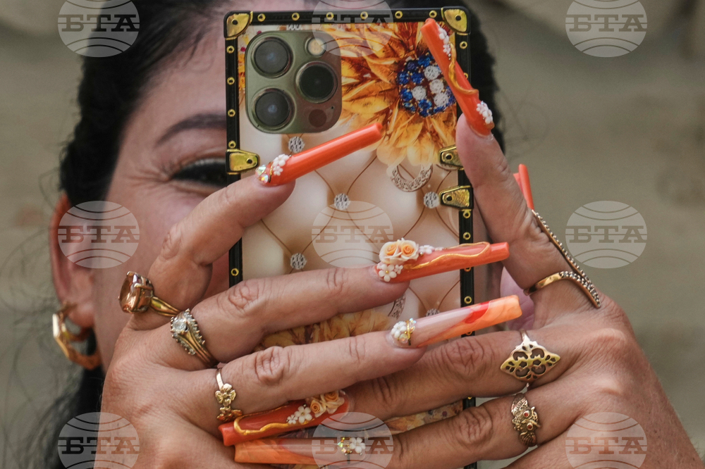 APTOPIX Cuba Extravagant Nails