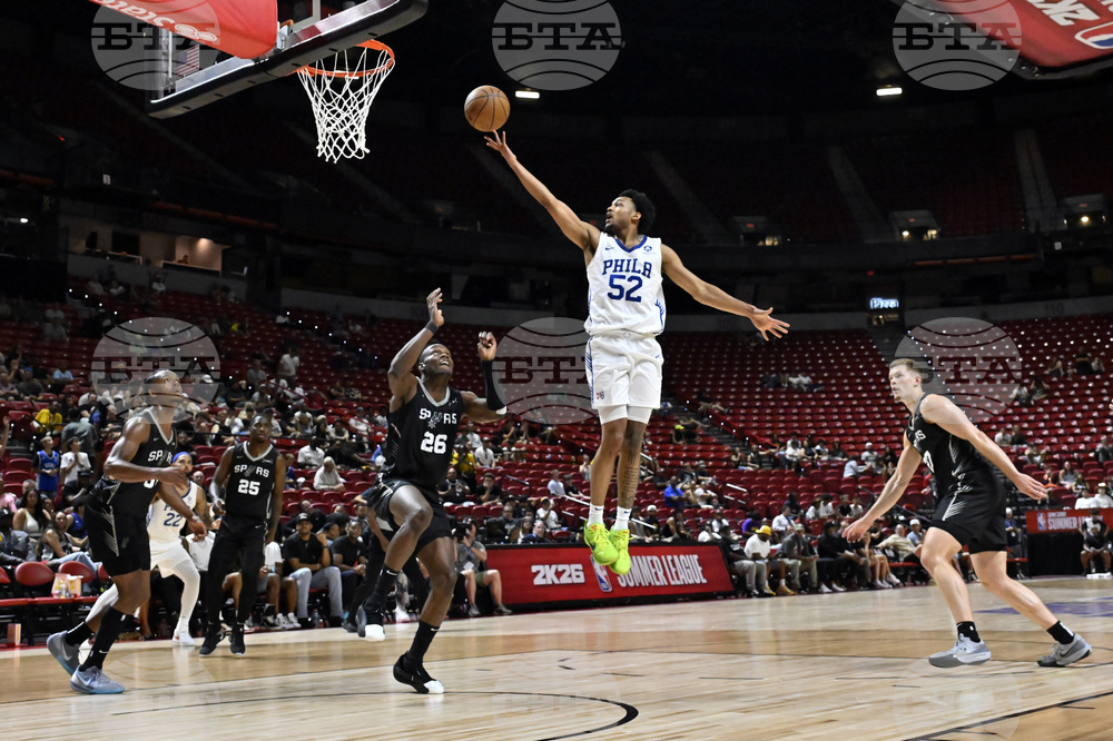 Spurs 76ers Baskeball