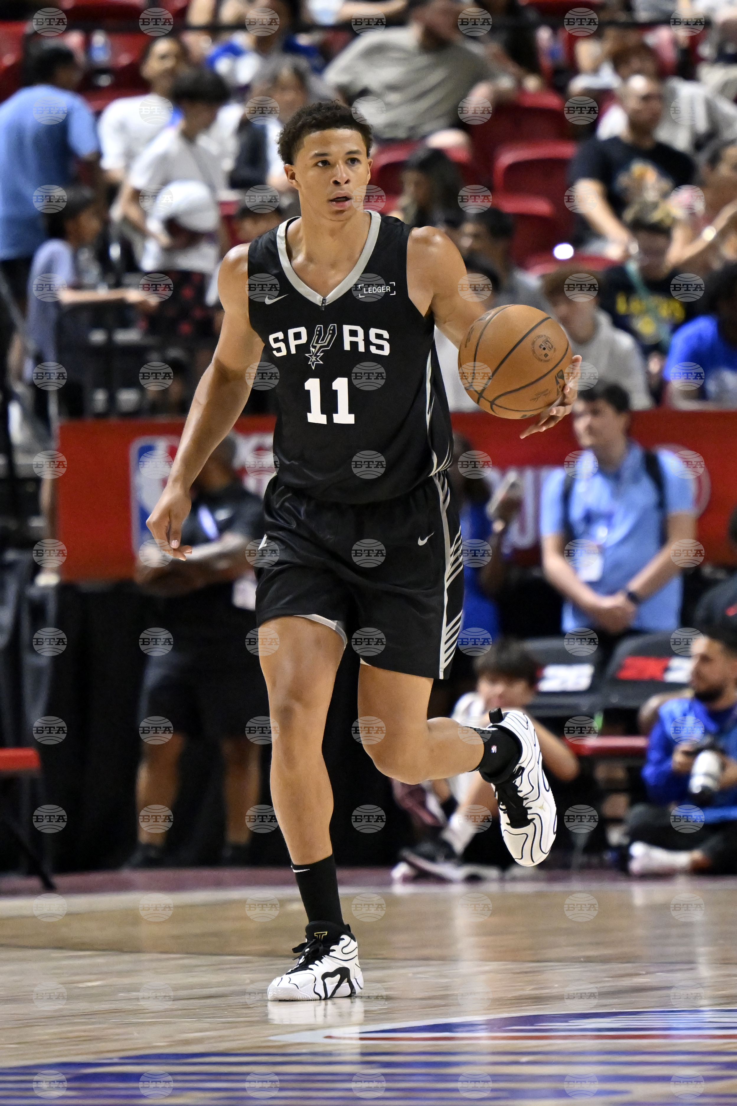 Spurs 76ers Baskeball