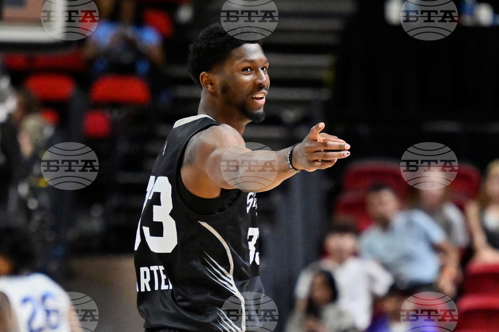 Spurs 76ers Baskeball