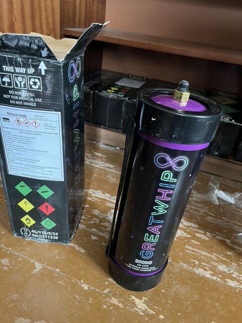 Вейпове и бутилки с райски газ са иззели полицаи от къща в с. Дворище, община Кюстендил