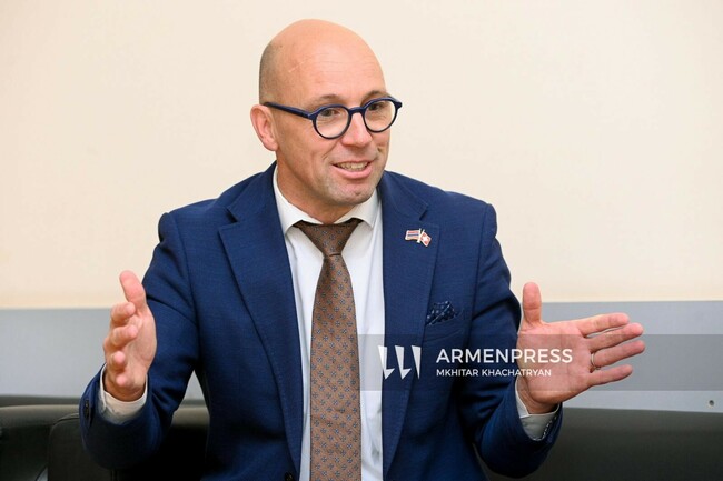 АРМЕНПРЕС: Посещението на висш дипломат на ЕС в Армения е знак за ангажираност, заяви швейцарски законодател
