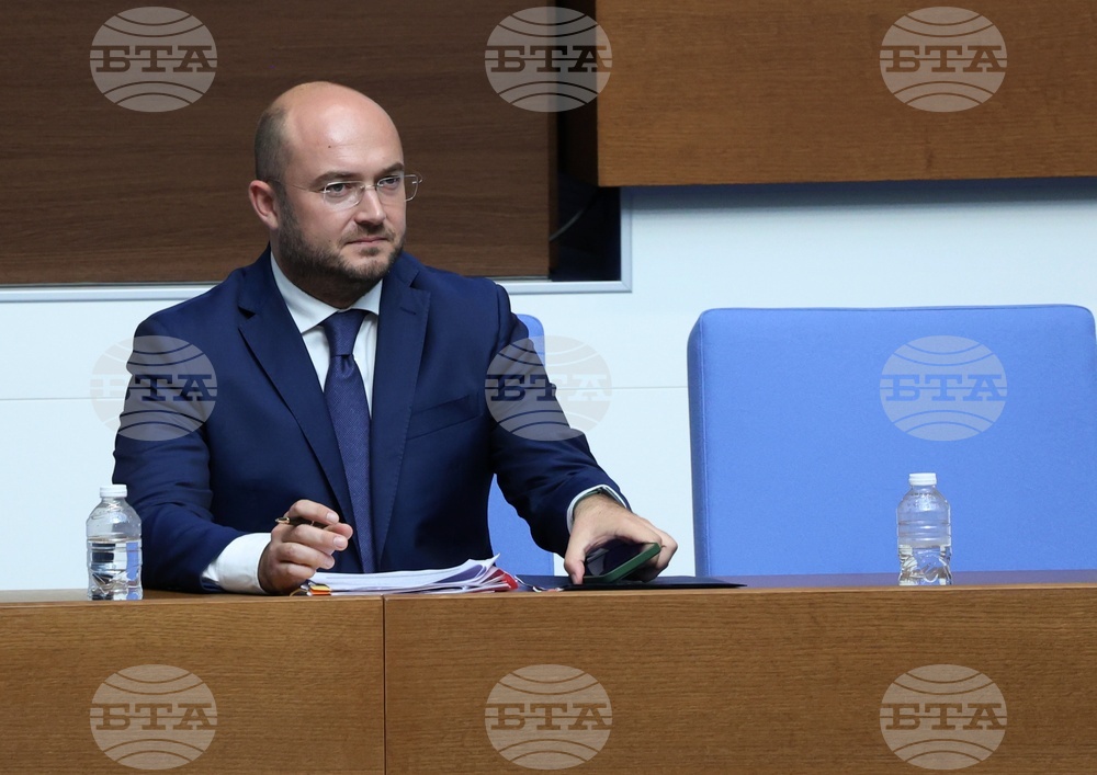 Дебатът по правилата за избор на Комисията за противодействие на корупцията беше прекъснат на няколко пъти заради поискани почивки