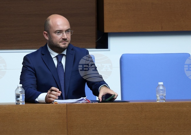 Дебатът по правилата за избор на Комисията за противодействие на корупцията беше прекъснат на няколко пъти заради поискани почивки