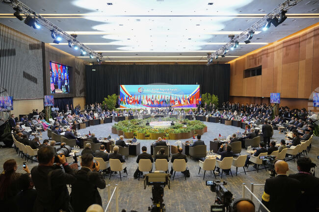 Външните министри на АСЕАН са обезпокоени от засилването на глобалното напрежение, подчертават значението на спазването на търговските правила