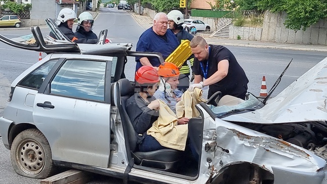 Симулация на пътнотранспортно произшествие се разигра днес в централната част на Радомир