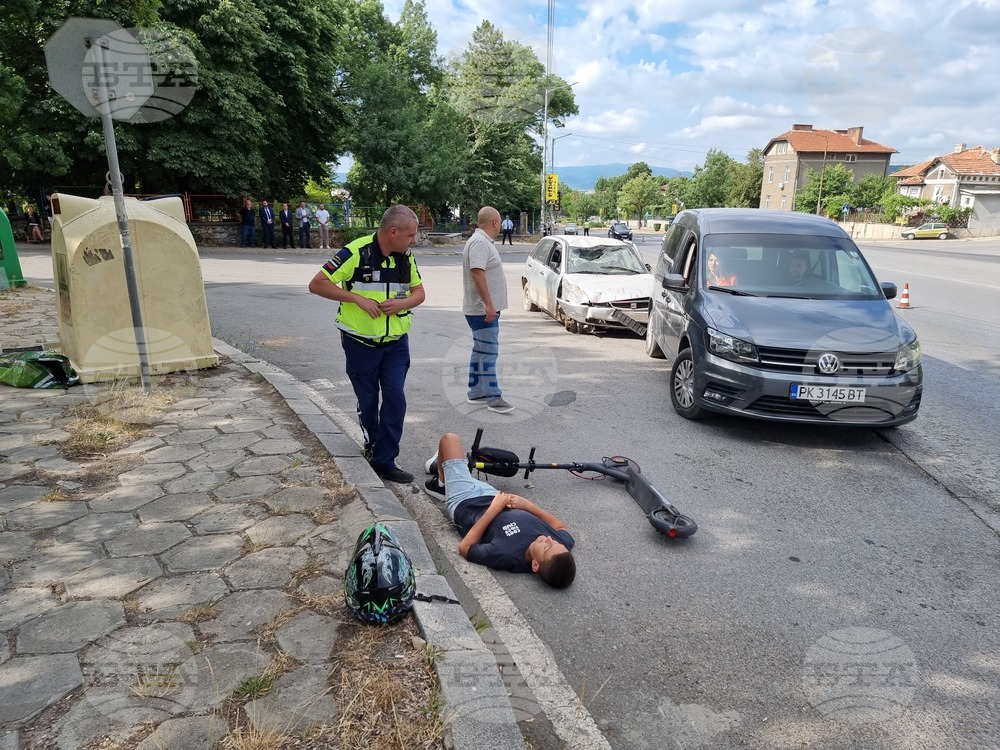 Водач на тротинетка не спря на "Стоп" и се блъсна в лек автомобил в Казанлък