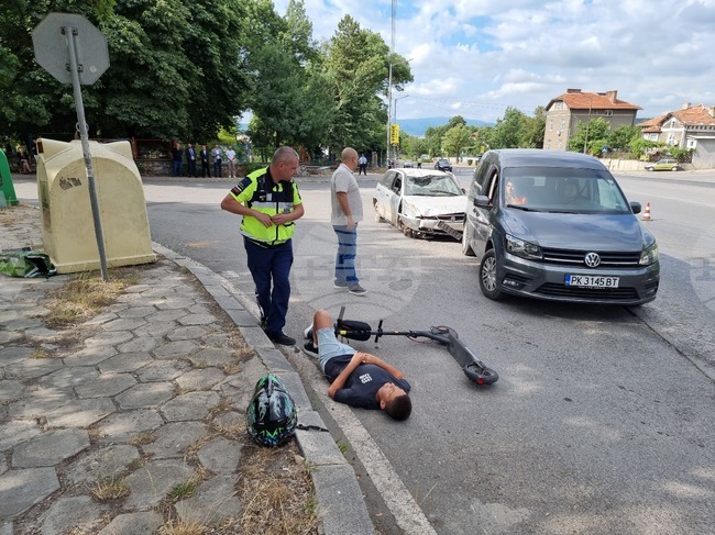 Водач на тротинетка не спря на "Стоп" и се блъсна в лек автомобил в Казанлък