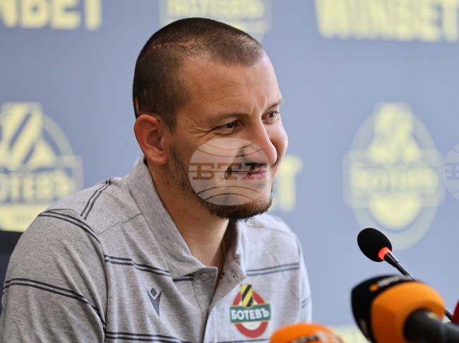 Тодор Неделев зарадва над 120 деца за старт на четвъртия сезон на Футболно училище Ботев