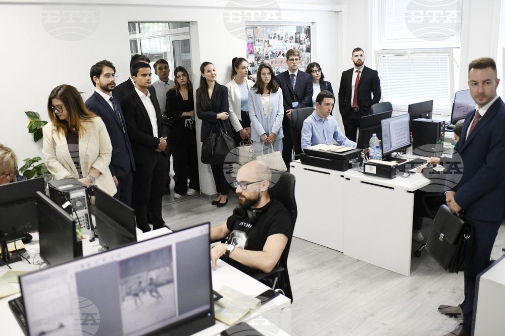 Стажант-аташета от Дипломатическия институт разгледаха нюзрюма, читалнята и архива на БТА