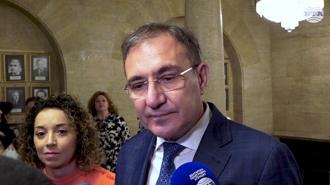 Ако се запази сегашният механизъм за минималната заплата, догодина тя ще бъде около 1200 лв., каза министър Гуцанов