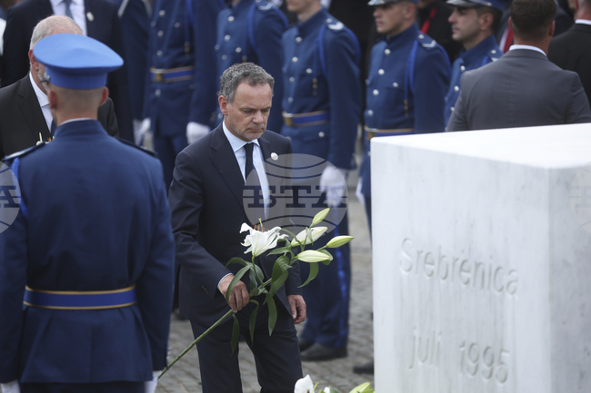 АНП: Нидерландският министър на външните работи Каспар Велдкамп: Срамуваме се, че не успяхме да защитим Сребреница