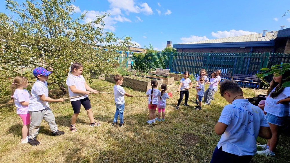 Последният учебен ден бе пълен с игри, смях и емоции, посочват от екипа на училище „Райна Княгиня“ в Уизбич, Великобритания