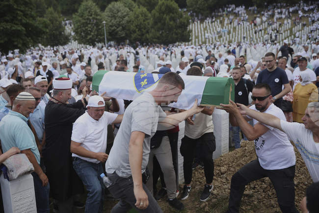 Босненците отбелязаха 30-годишнината от геноцида в Сребреница