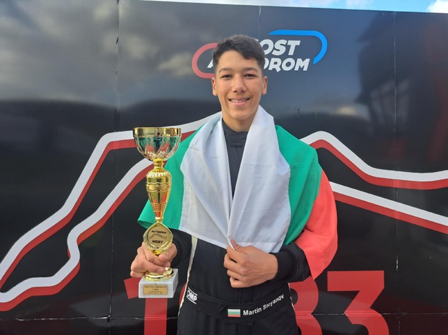 Шестнадесетгодишният врачанин Мартин Стоянов е втори в класирането в европейския шампионат Carbonia Cuр, съобщи треньорът му Мирослав Петков