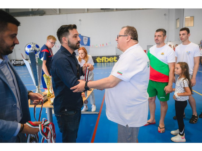 Изпълнителният директор на БФС Андрей Петров участва в церемонията по закриването на Европейското първенство по футзал за хора с диабет
