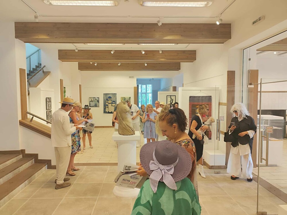 Международната изложба „Артистите завинаги в Балчик“ – 2025 бе открита в Художествената галерия на крайморския град