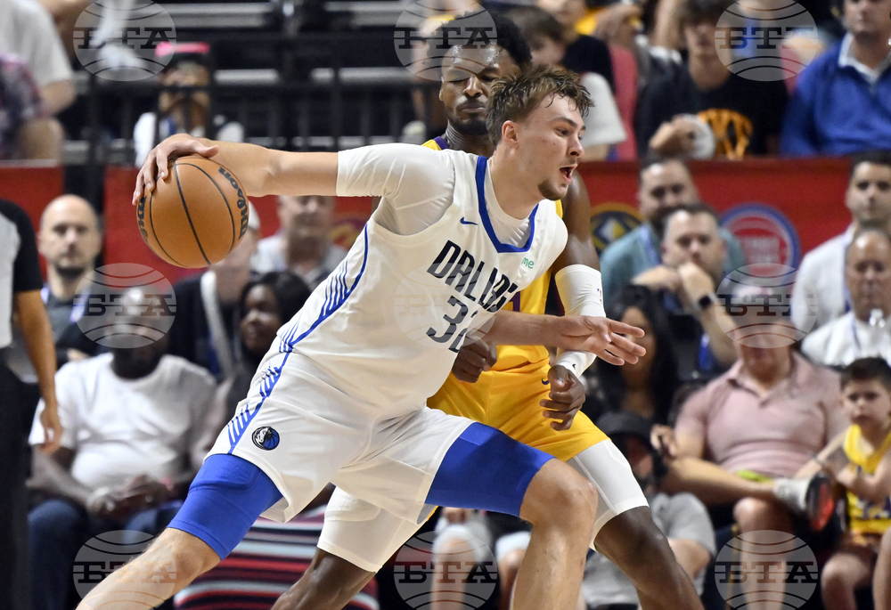 APTOPIX Lakers Mavericks Basketball