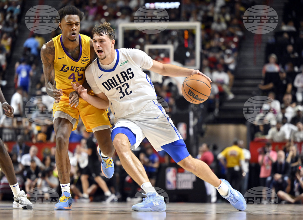 APTOPIX Lakers Mavericks Basketball