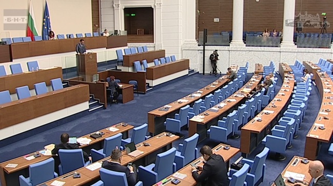 На МВР са необходими по-адекватни законодателни инструменти, за да противодейства по-ефективно на т.нар. локали, смята Даниел Митов