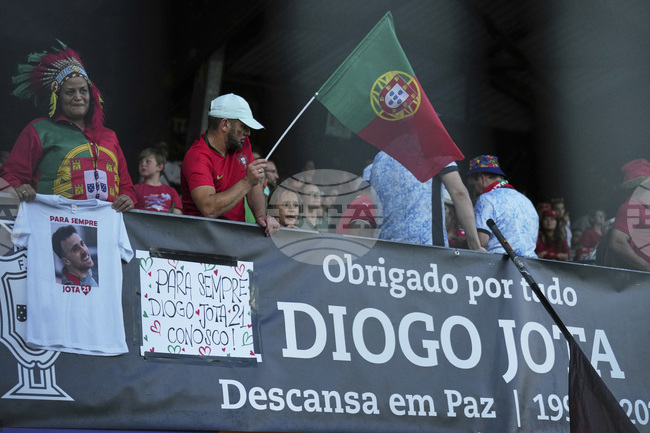 На базата на Португалия откриха паметник в памет на Диого Жота
