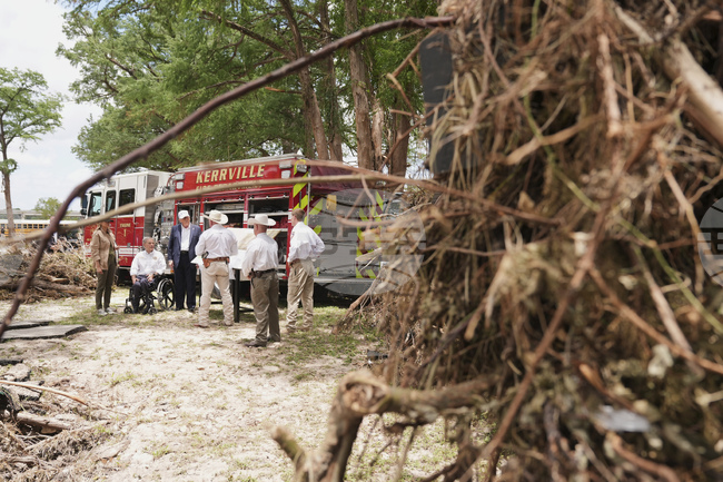 Тръмп обикаля разрушенията от наводненията в Тексас