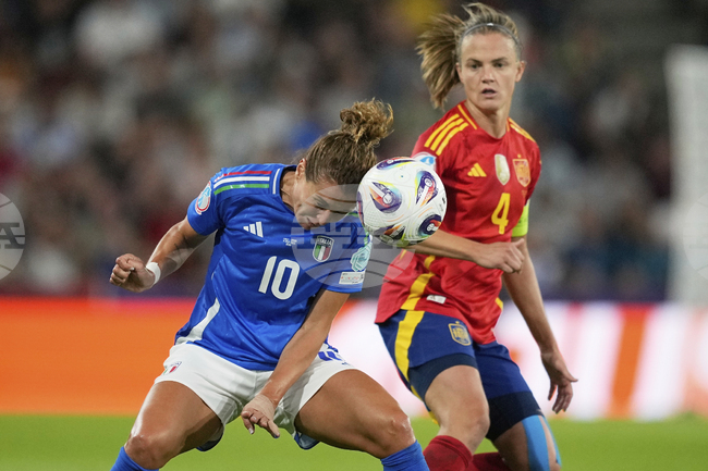 Световният шампион по футбол за жени Испания победи Италия, но и двата тима си гарантираха участие на четвъртфиналите на Евро 2025