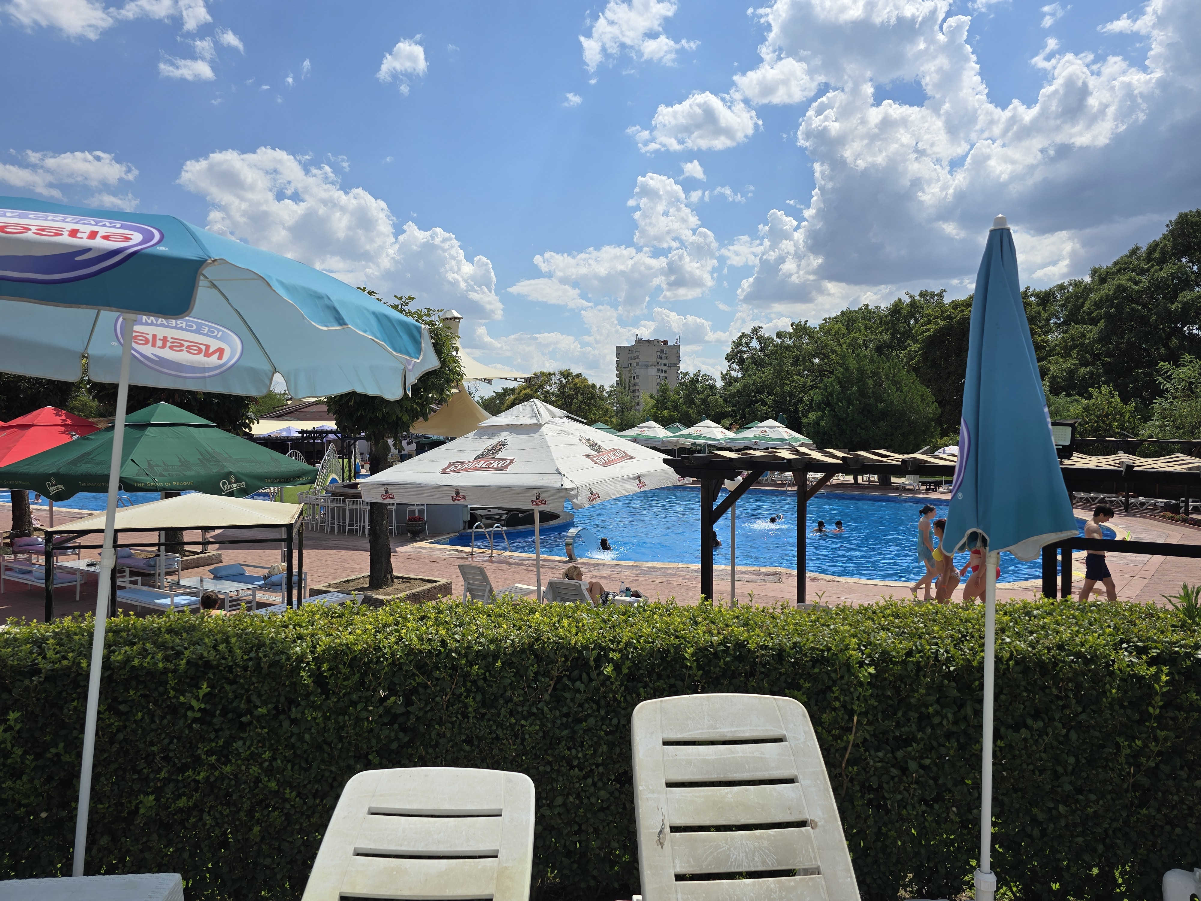 В Сливен работят няколко открити басейна през лятото