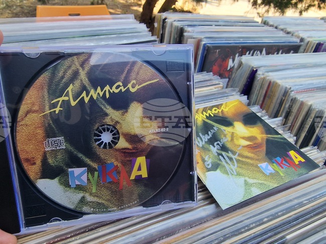 Винил базар със стотици грамофонни плочи, аудио дискове и касети събра меломани в старозагорския парк „Зелен клин“