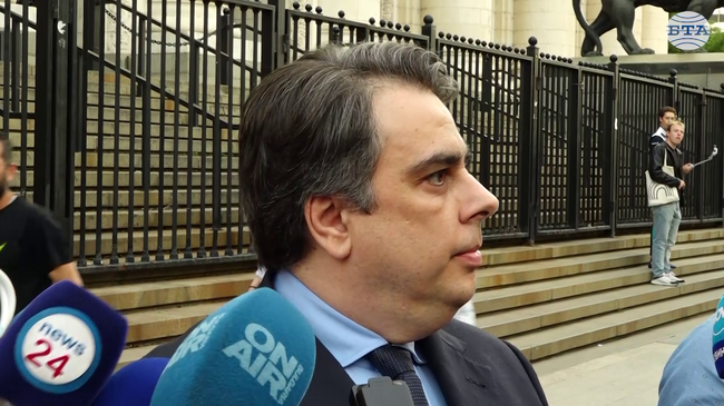 Нито съм взимал пари, нито партията се финансира по този начин, каза председателят на ПП Асен Василев в отговор на показания, свързани с него