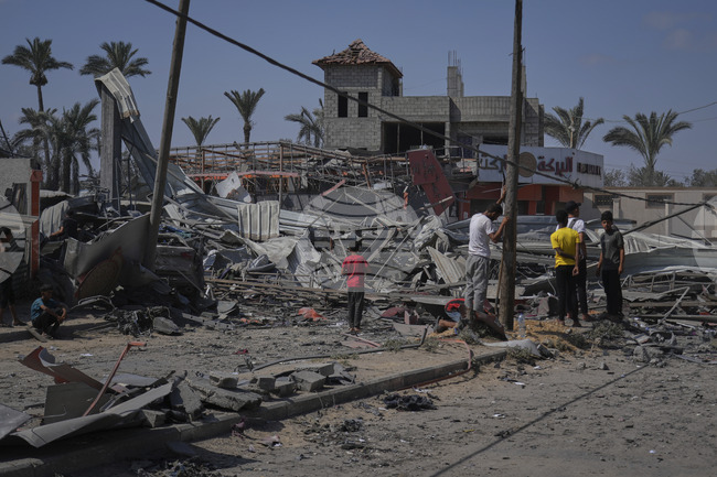 Най-малко 32 палестинци, включително 4 деца, бяха убити при израелски удари в ивицата Газа