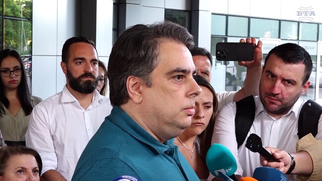 Ще поискаме вот на недоверие срещу ограбването на българския народ, предлагаме три теми, каза председателят на "Продължаваме промяната" Асен Василев