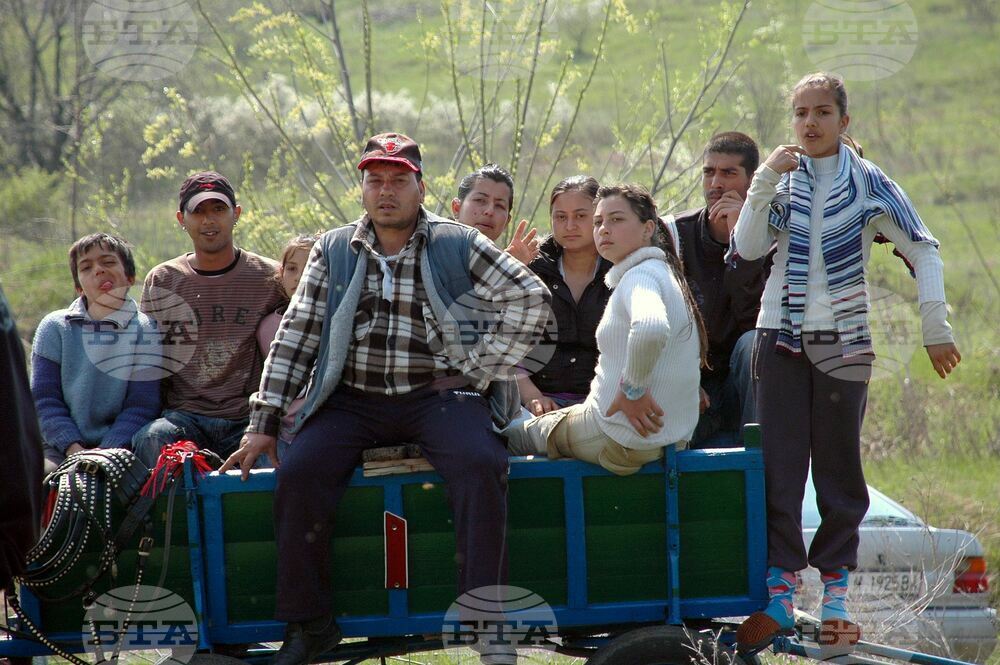 More Job Opportunities for Roma and Refugees Under Human Resources Development Programme