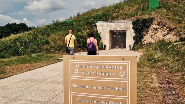 Vassileva, directrice du musée d’histoire d’Isperih : la tombe de Svéchtari préserve les héritages thraces et hellénistiques (Isperih Museum of History Director Vasileva: Sveshtari Tomb Preserves Thracian and Hellenistic Achievements)