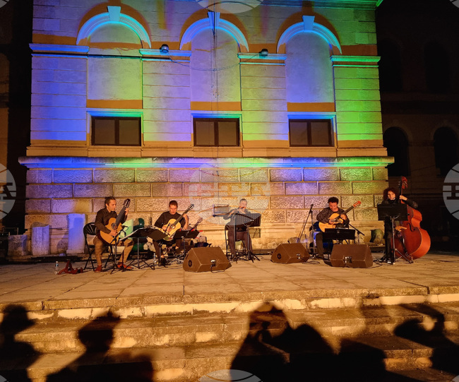 Проектът Balkan Moods, съчетаващ класика, джаз и фолклор, бе представен за първи път в България на фестивала „Варненско лято“ 