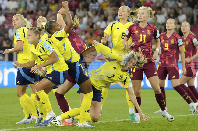 Отборът на Швеция завърши на първо място в групата си след категорична победа над Германия на Европейското първенство по футбол за жени