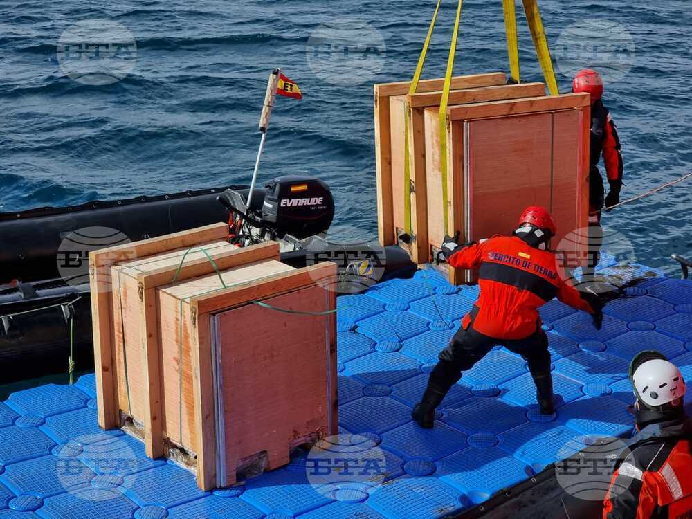 Ден 56 - Остров Дисепшън - научноизследователски кораб "Св. св. Кирил и Методий" (НИК 421)
