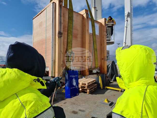 Ден 56 - Остров Дисепшън - научноизследователски кораб "Св. св. Кирил и Методий" (НИК 421) 